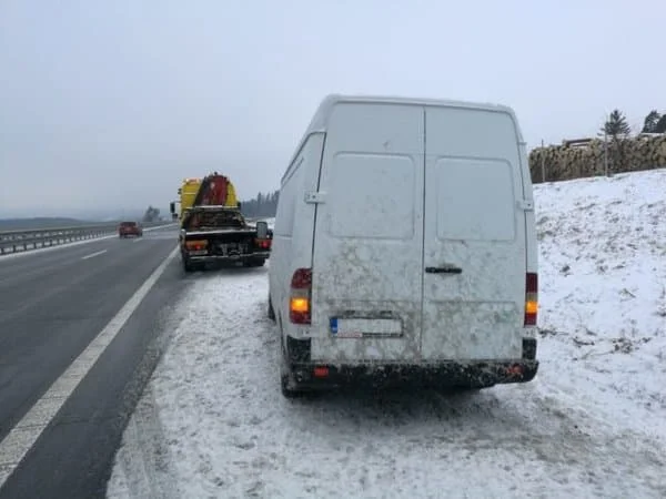 V prvním prosincovém dni zaměstnal odtahovkáře sníh. V neděli řidiče potrápila ledovka