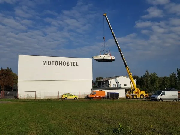 V Motorkářským doupěti přistála loď. S pomocí našeho jeřábu