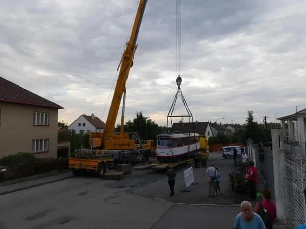 Kde se vzala tramvaj na střeše? Do Jihlavy ji dovezl PRETOL