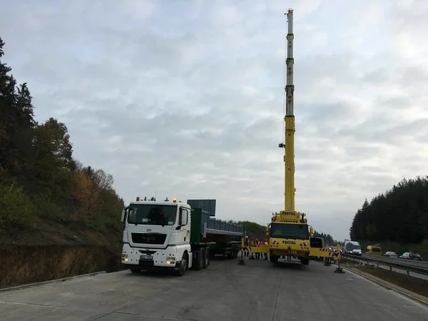 Montáž návěsti na D1