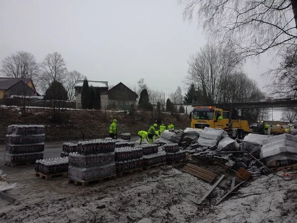 Silnici zavalily lahve s limonádou