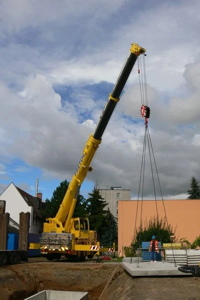 Jeřábujeme na stavbě hřiště pro havlíčkobrodské gymnazisty