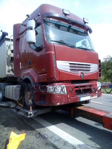 (VIDEO) Žlutý anděl PRETOLu zažil stresové situace u odtahu nepojízdného kamionu