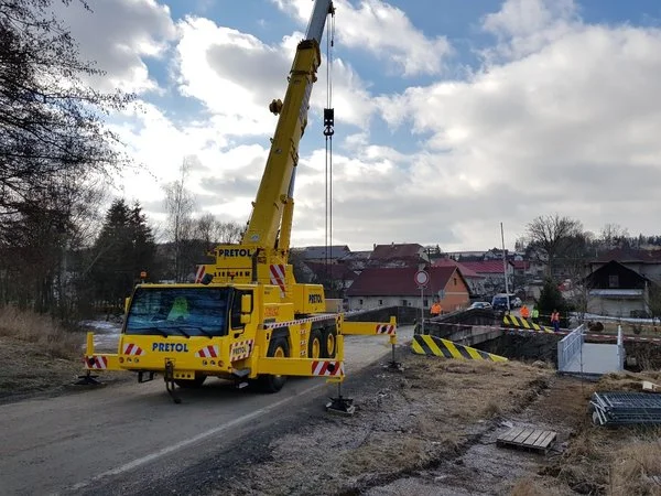 V Mírovce se připravují na demolici mostu. Dočasná lávka už je na svém místě