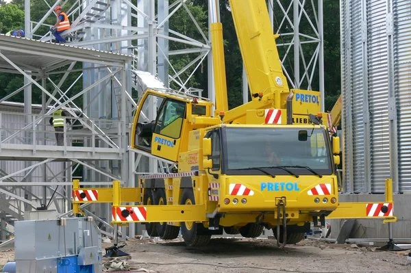 Na stavbě v Hamrech pracuje v novém kabátě