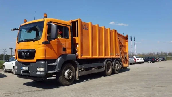 VIDEO: V karosárně a lakovně opravili kabinu popelářského vozu