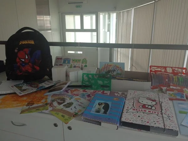 Na charitu putují školní batohy i spousta drobností