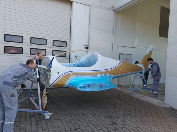 Lakování letadla vyžaduje trpělivost a pečlivost