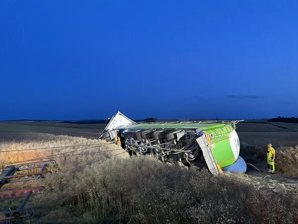 Cisterna v poli byla pomocí vyprošťovacích vaků vrácena zpět na kola 