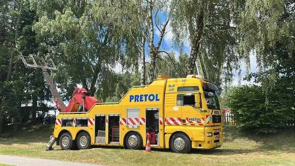 Na oslavách hasičů v Hněvkovicích byl k vidění náš MAN